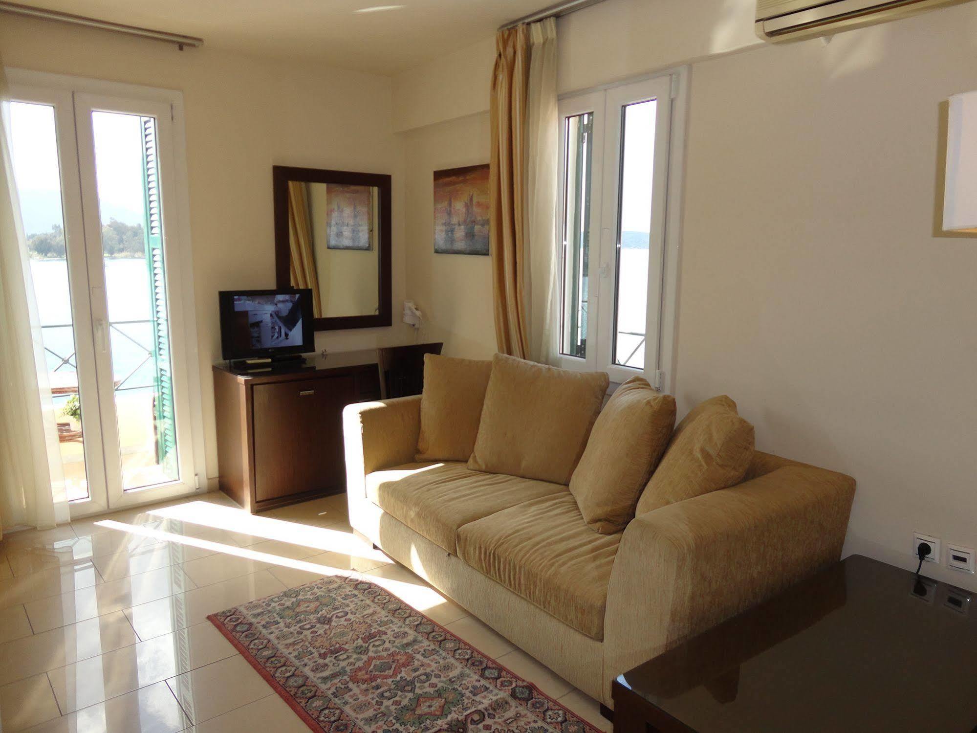 The Manessi City Boutique Hotel Poros Town Bagian luar foto